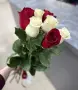 Букет из красных и белых роз под ленту